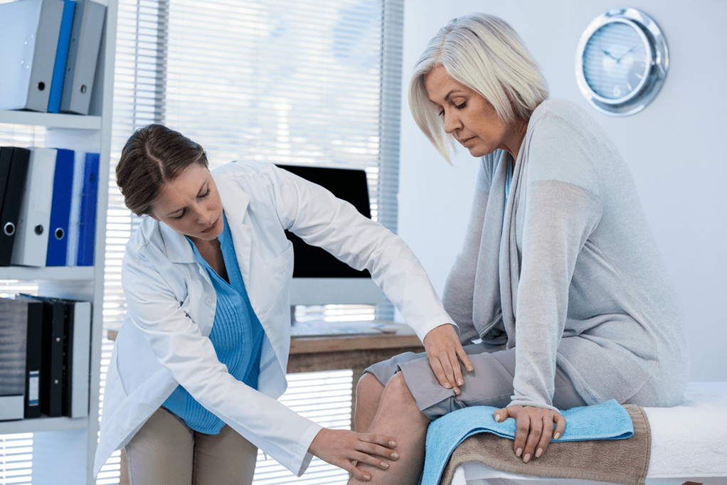 Le médecin examine un patient atteint d'arthrose de l'articulation du genou