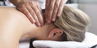 Massage, relaxant le cou et les épaules, soulage les symptômes de l'ostéochondrose de la colonne cervicale