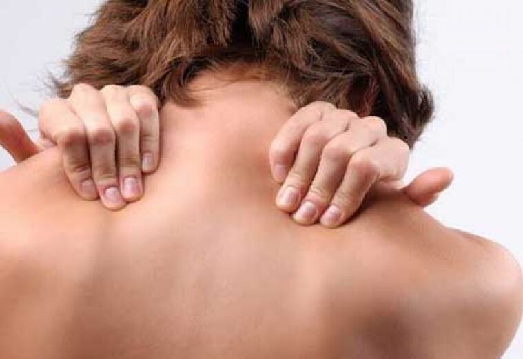 Un symptôme de l'ostéochondrose thoracique est une douleur douloureuse entre les omoplates. 