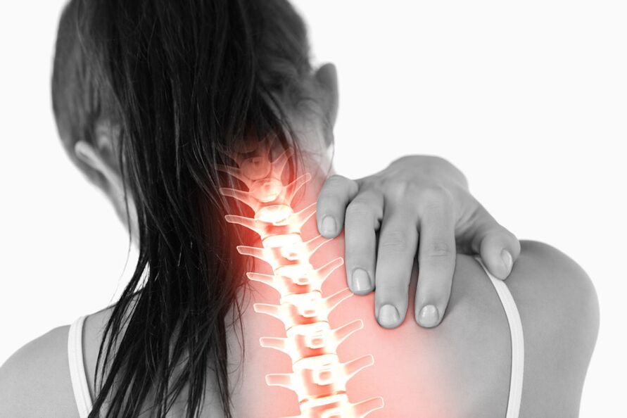 La douleur due à l'ostéochondrose de la colonne thoracique chez la femme peut irradier vers la région du cou