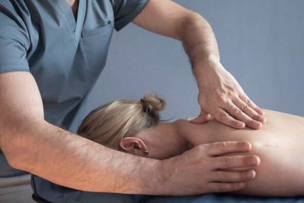 massage du dos et de la zone sous-scapulaire