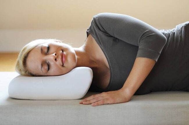 Dormir sur un oreiller orthopédique comme prévention de l'ostéochondose cervicale