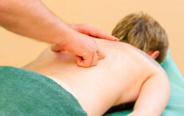 Effectuer un massage thoracique du dos pour l'ostéochondrose