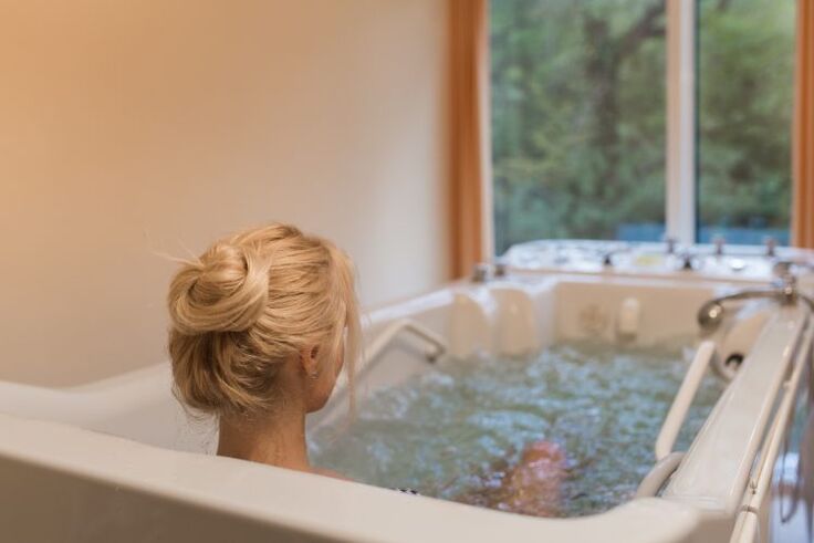 Les bains thérapeutiques ne doivent pas être pris plus de 15 minutes en cas d'ostéochondrose thoracique.