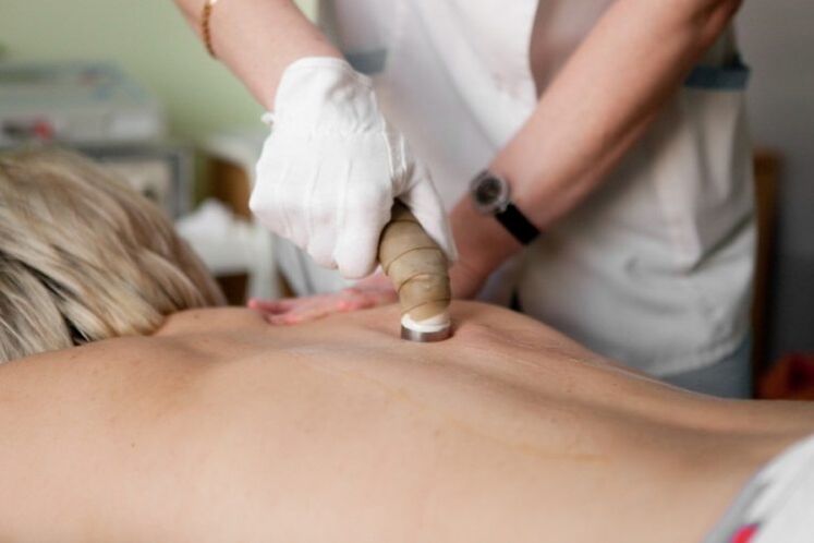Procédure physiothérapeutique pour le traitement de l'ostéochondrose thoracique, prescrite par le médecin traitant